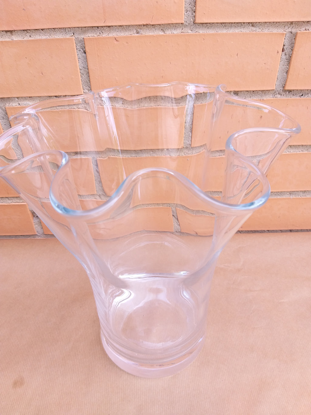 Jarrón grande de cristal ondulado – Diseño elegante – 28 cm
