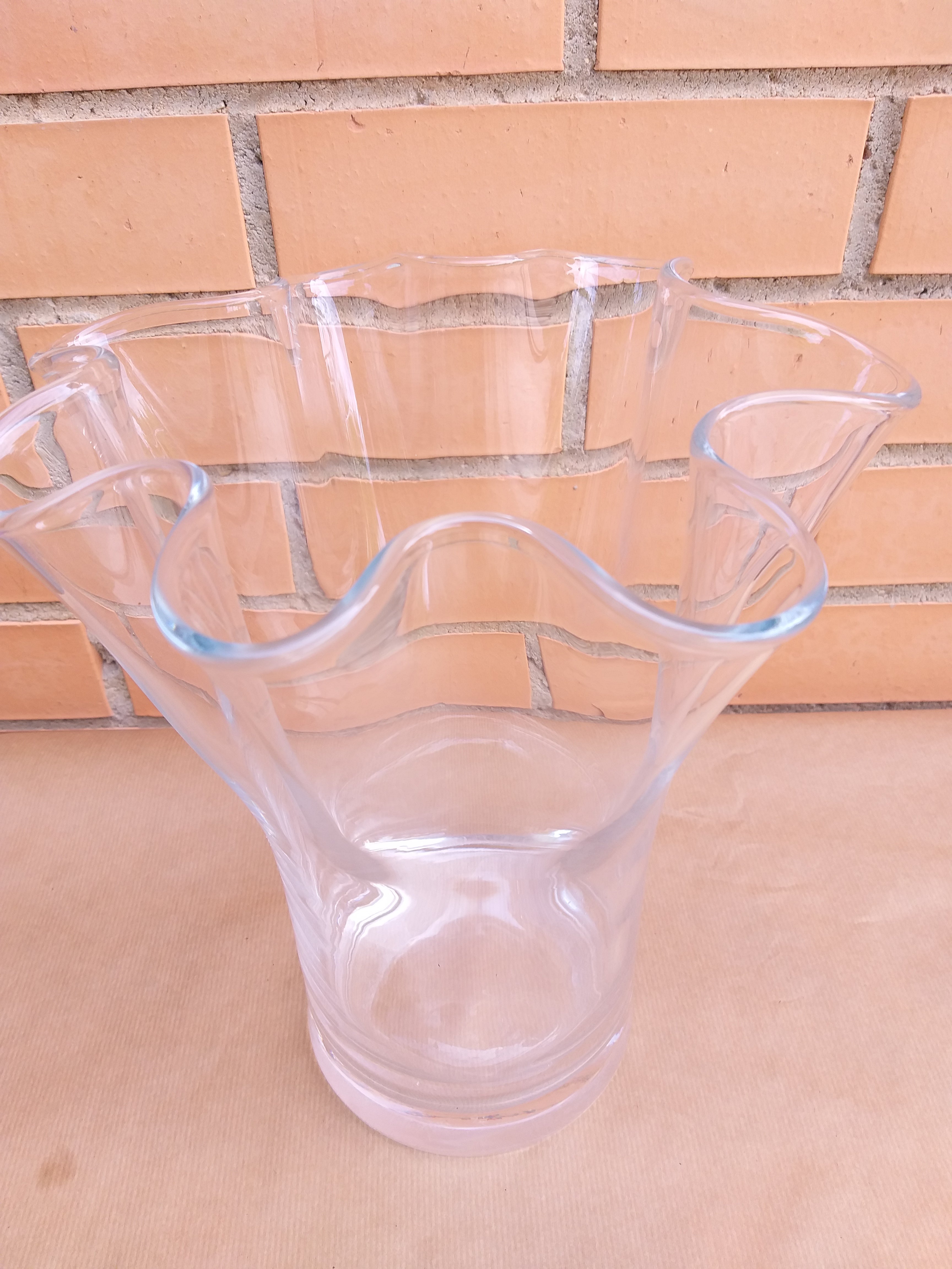 Jarrón grande de cristal ondulado – Diseño elegante – 28 cm