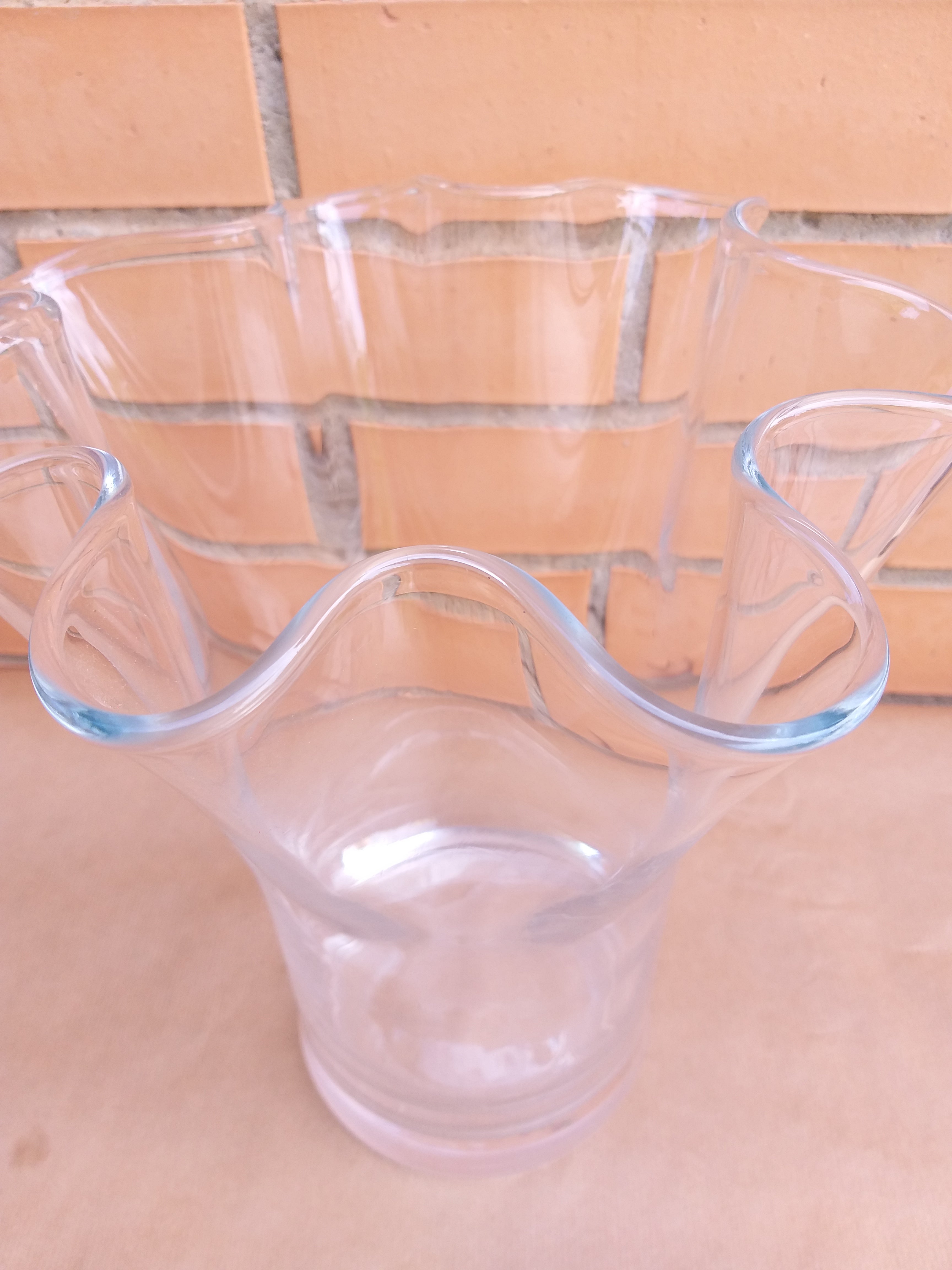Jarrón grande de cristal ondulado – Diseño elegante – 28 cm