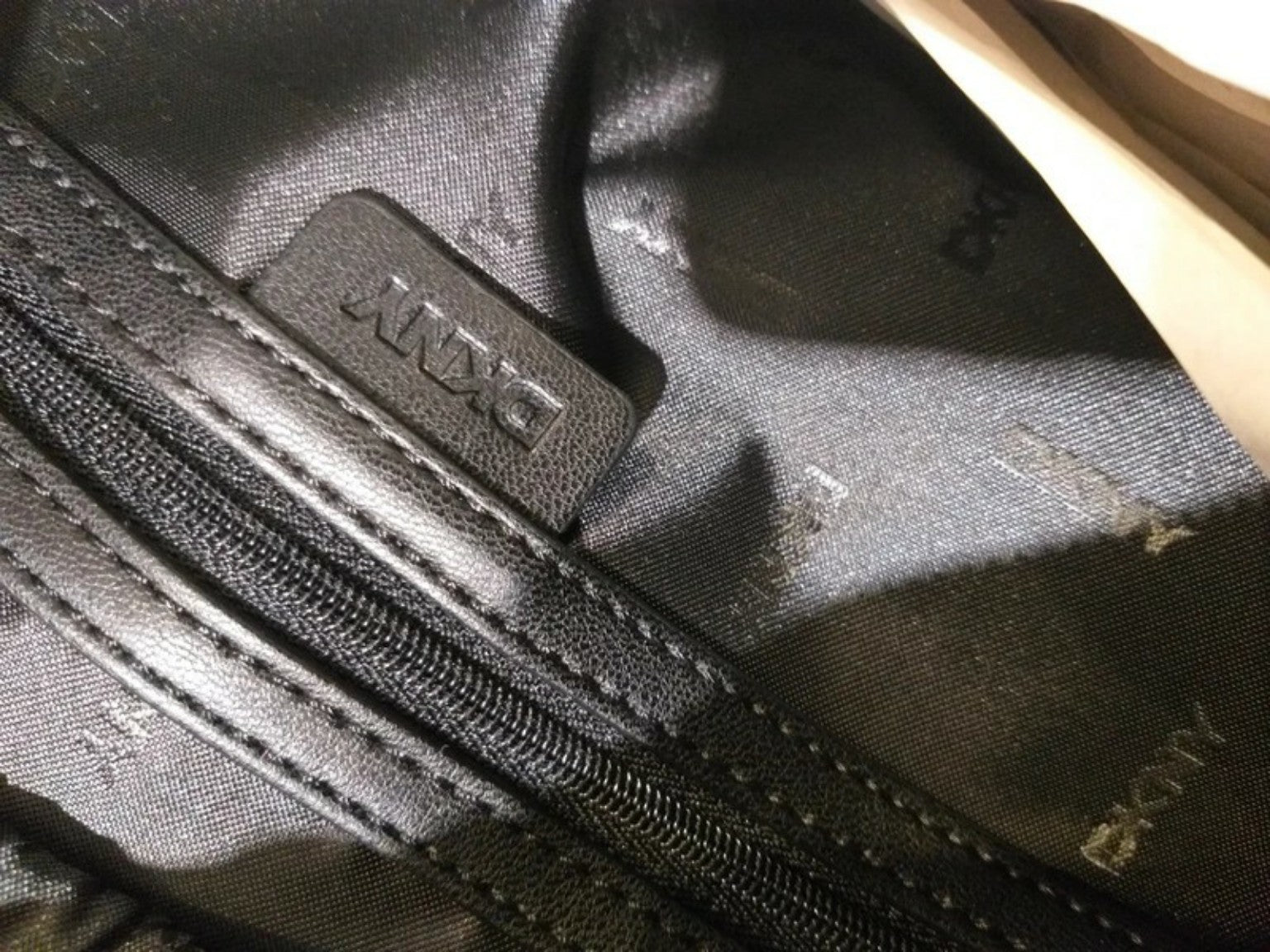 Precioso bolso DKNY original estilo rafia y detalles negros efecto piel