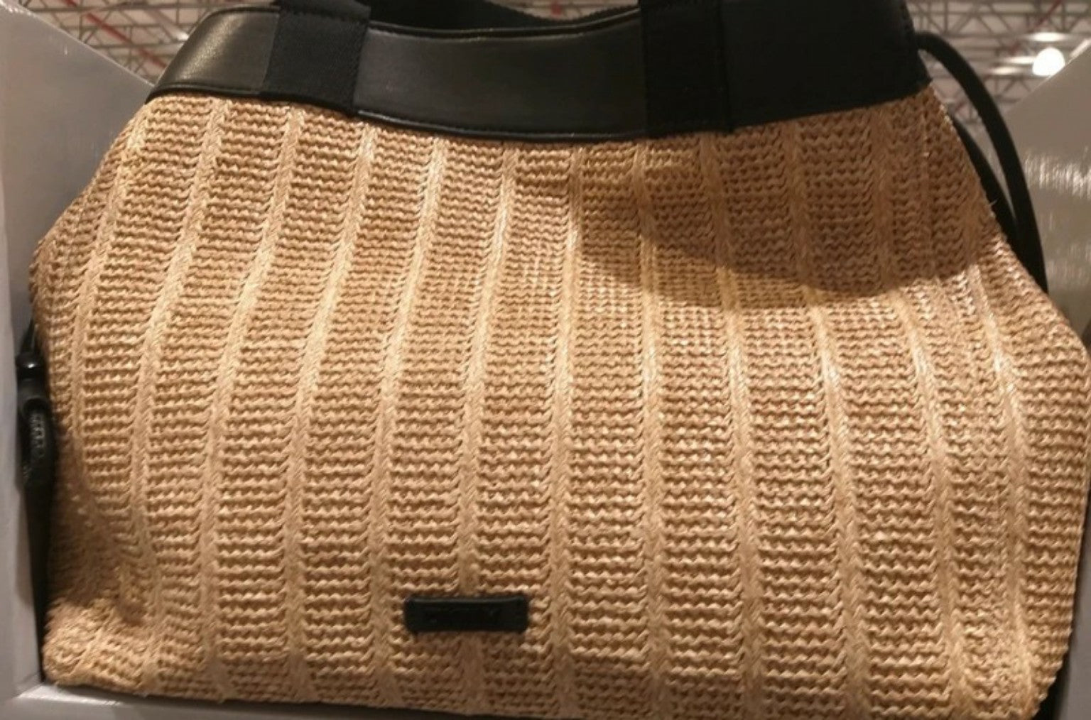Precioso bolso DKNY original estilo rafia y detalles negros efecto piel