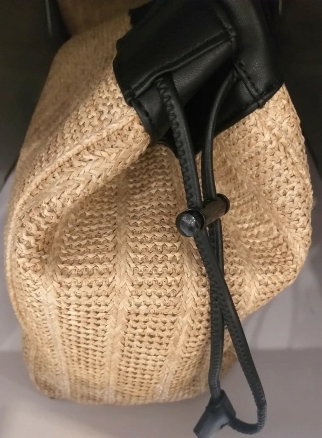 Precioso bolso DKNY original estilo rafia y detalles negros efecto piel
