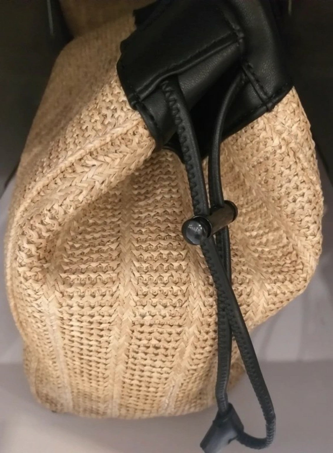 Precioso bolso DKNY original estilo rafia y detalles negros efecto piel