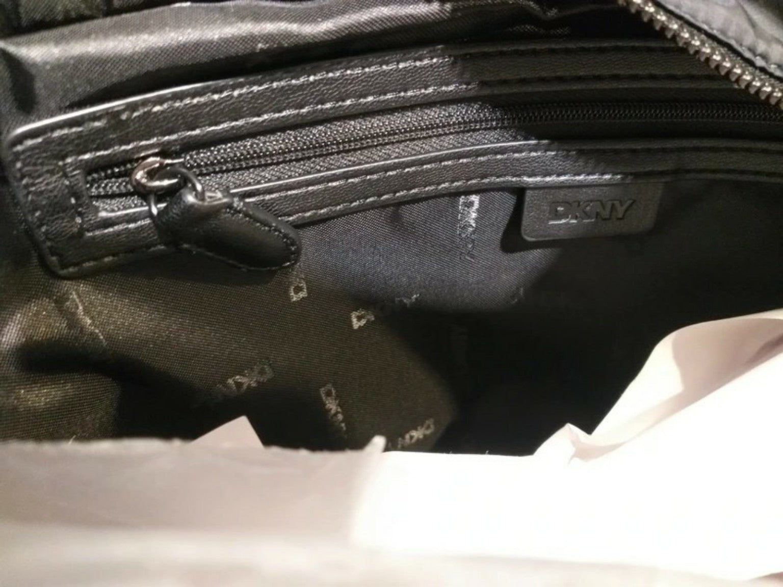 Precioso bolso DKNY original estilo rafia y detalles negros efecto piel