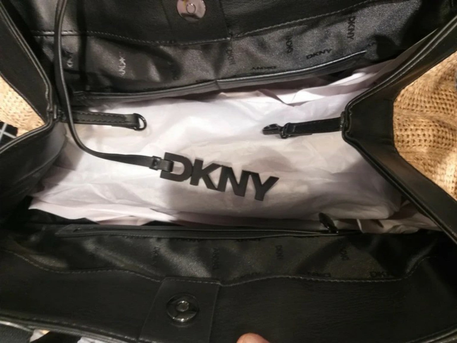 Precioso bolso DKNY original estilo rafia y detalles negros efecto piel