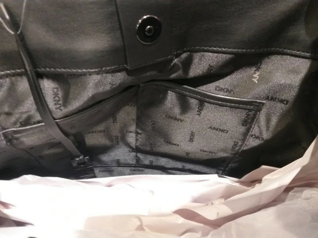 Precioso bolso DKNY original estilo rafia y detalles negros efecto piel